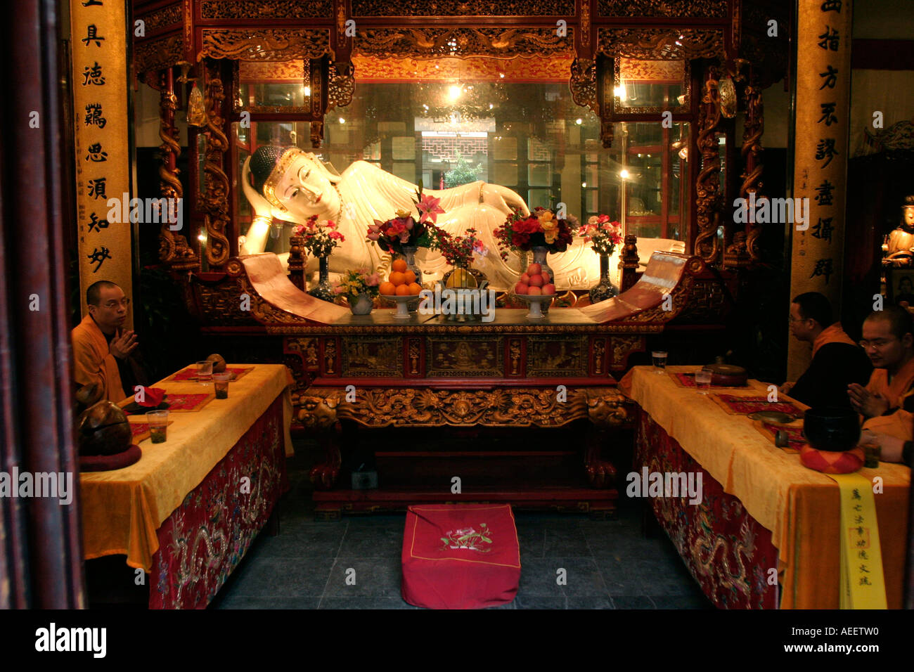 Jade Buddha im Jade Buddha Tempel während eines buddhistischen Morgengottesdienstes. Dies ist einer der wenigen aktiven buddhistischen Tempel in Shanghai. Stockfoto