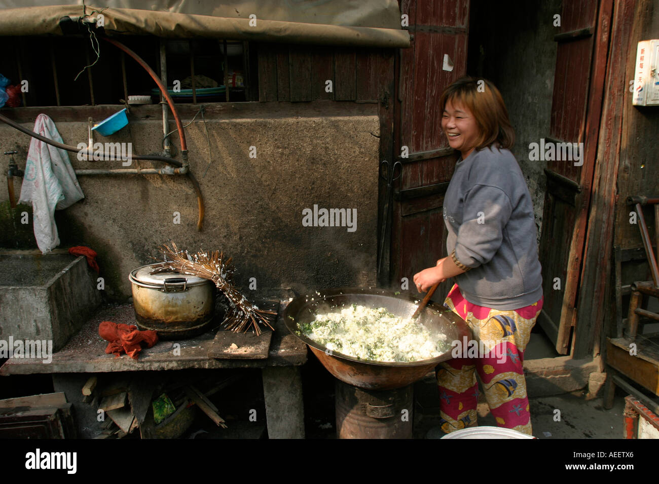 Shanghai China rühren einen großen Topf mit Reis in Yang Shu Pu Straße in einem Gebiet für Abriss Stockfoto