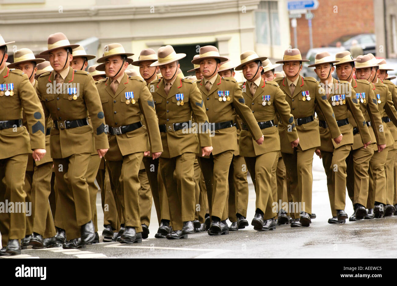 Gurkha Company Mandalay Parade durch ländliche Stadt als ehrenamtliche Bürgerinnen und Bürger von Brecon, Powys, Wales, UK Stockfoto