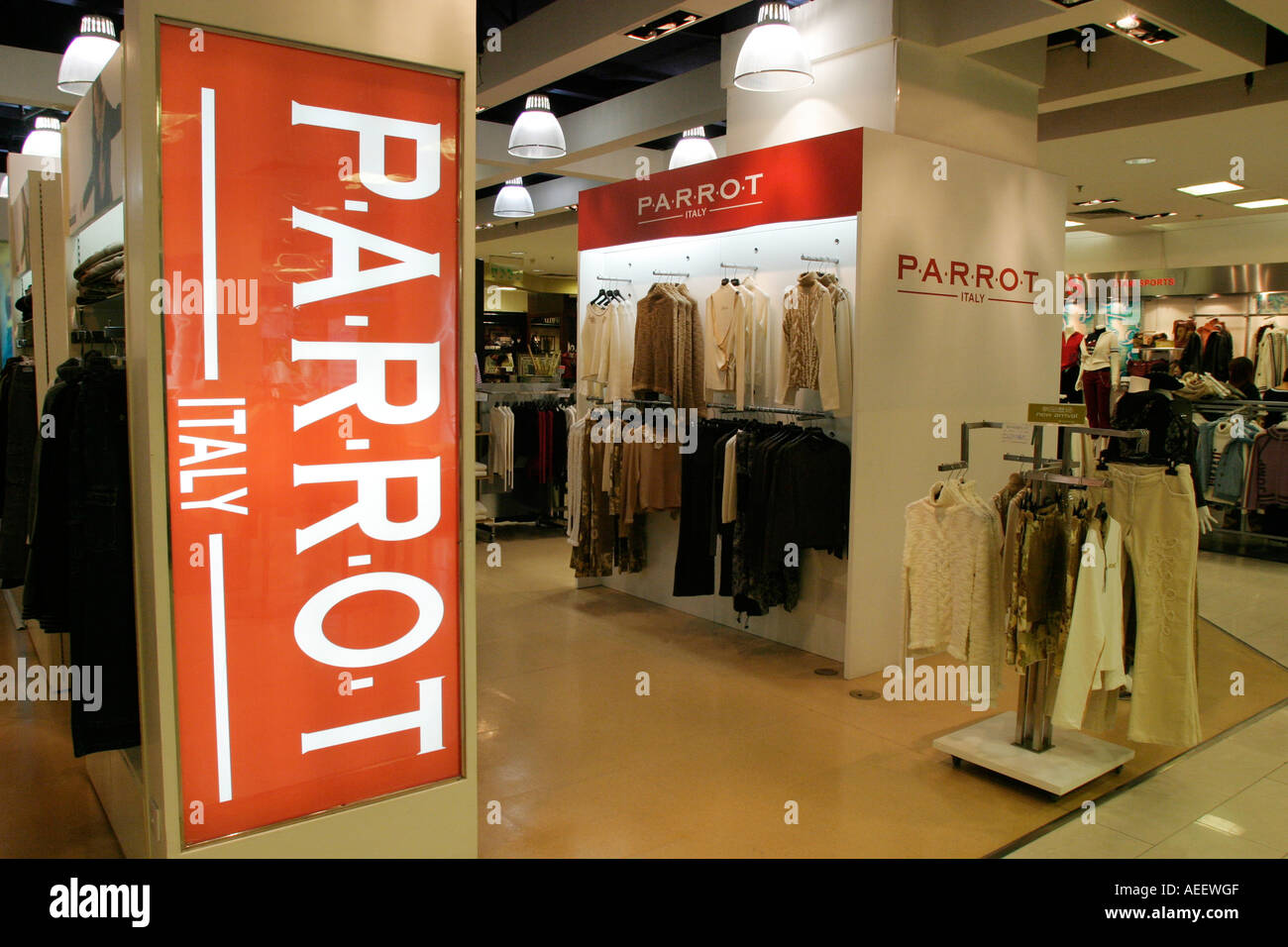 Shanghai China italienische Mode Outlet Papagei im Parkson Department store Stockfoto