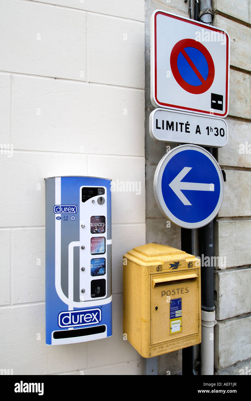 Kondom Spender neben Französisch Briefkasten, Chatillon-Sur-Indre, Frankreich. Stockfoto