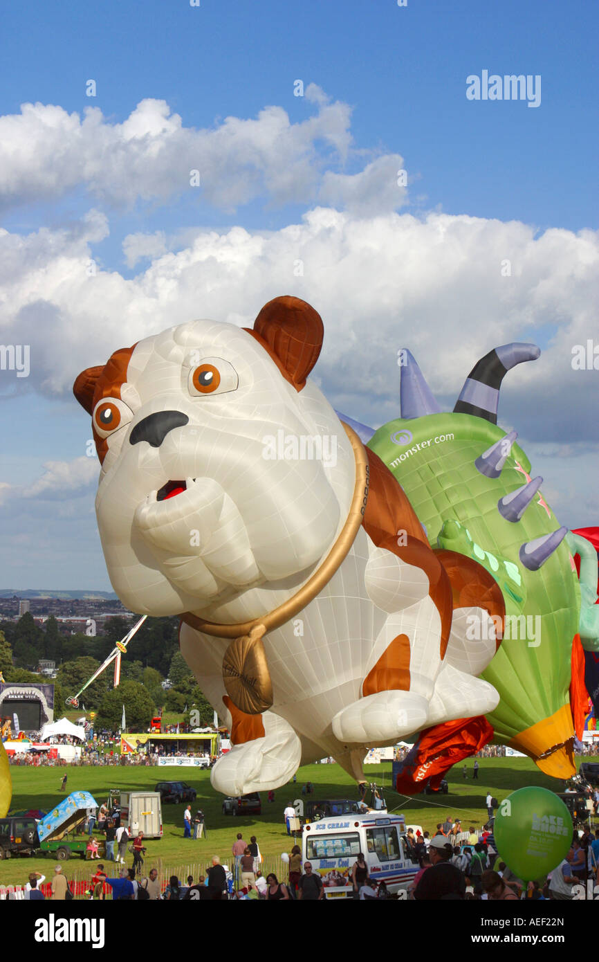 Menschenmassen sehen die Einführung von Sonderformen bei Bristol Balloon Fiesta Stockfoto