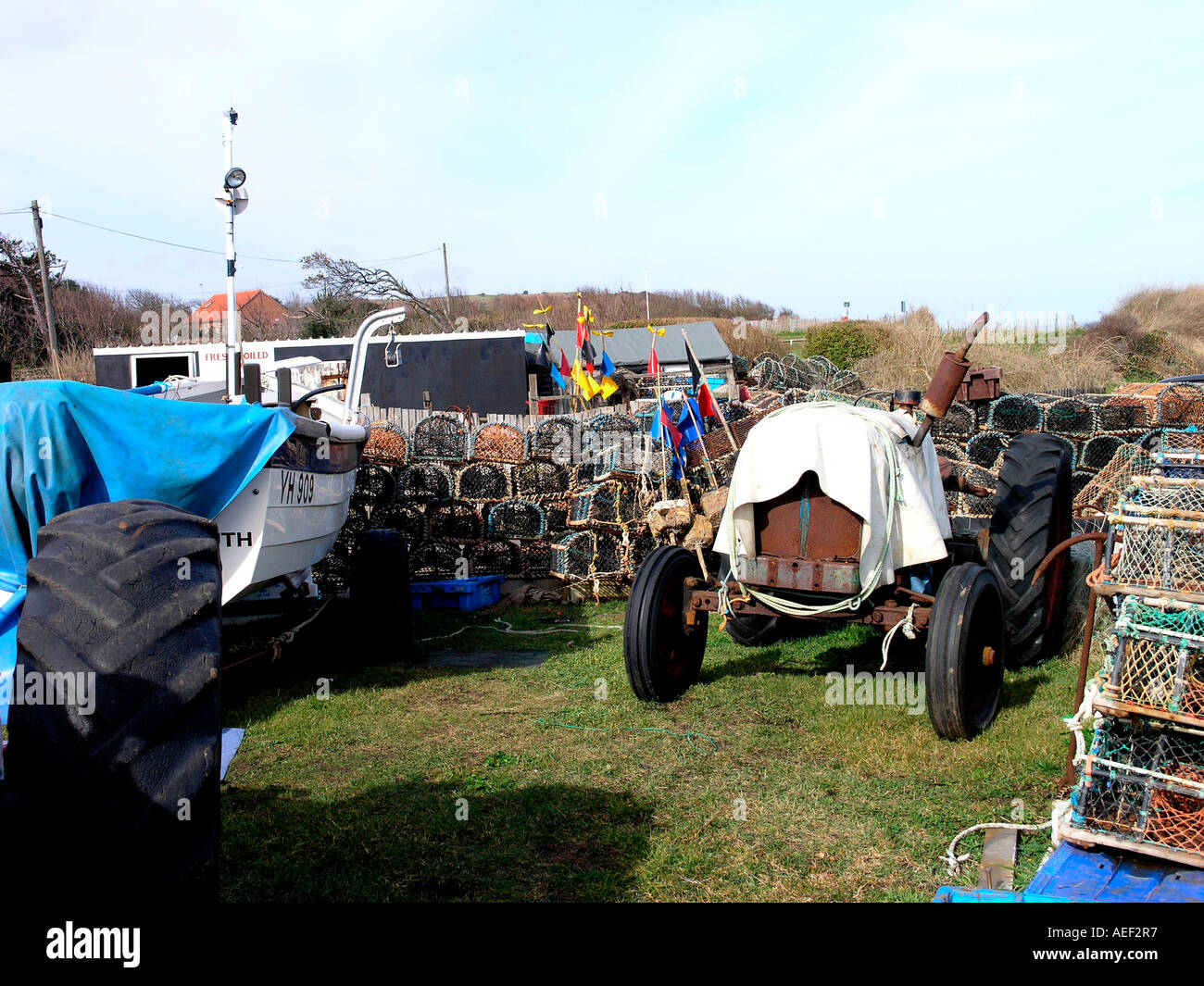 Die Krabben und Hummer Fischereiflotte auf einer Klippe am Overstrand Norfolk Stockfoto