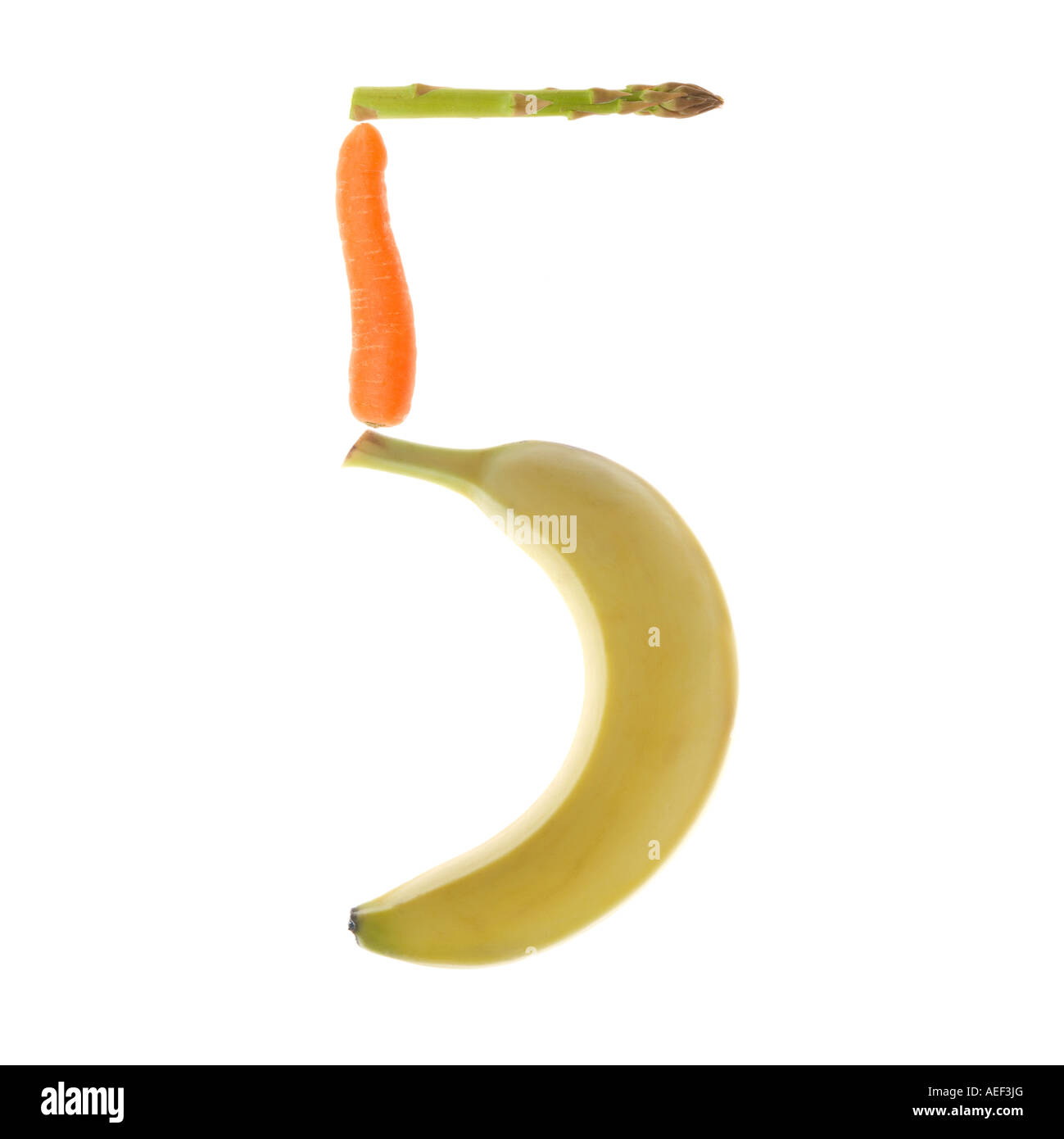 Die Zahl 5 auf einem reinen weißen Hintergrund mit Bananen, Karotten und Spargel. Stockfoto