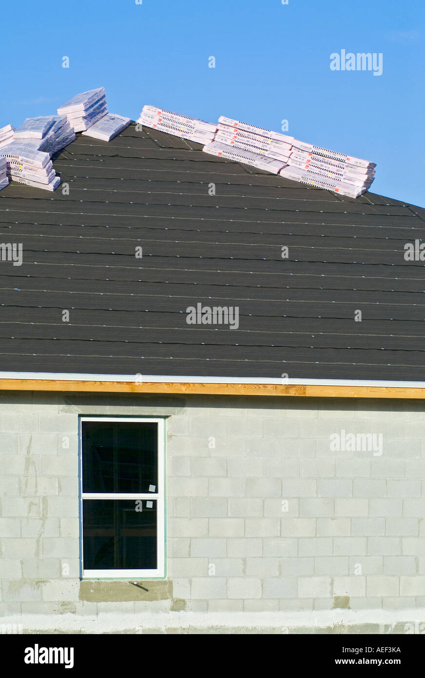 Teerpappe abgedeckt Dach neue Bau Haus Dach Schindeln Gebäudestruktur Stockfoto