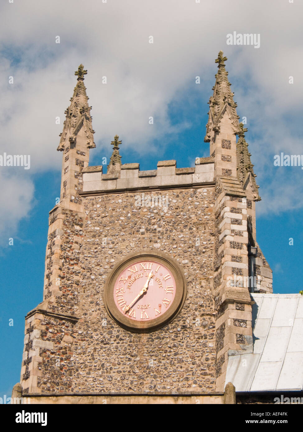 Uhr auf mittelalterliche Kirche Turm Saint Michael bei Plädoyer. Stockfoto