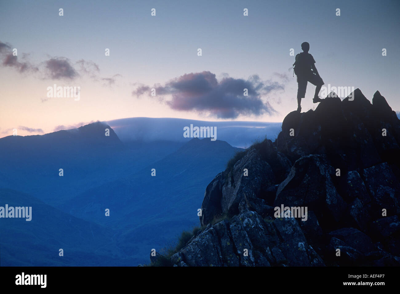 Bergsteiger auf den Gipfel des Cnicht bei Sonnenuntergang Snowdonia-Nord-West-Wales Stockfoto