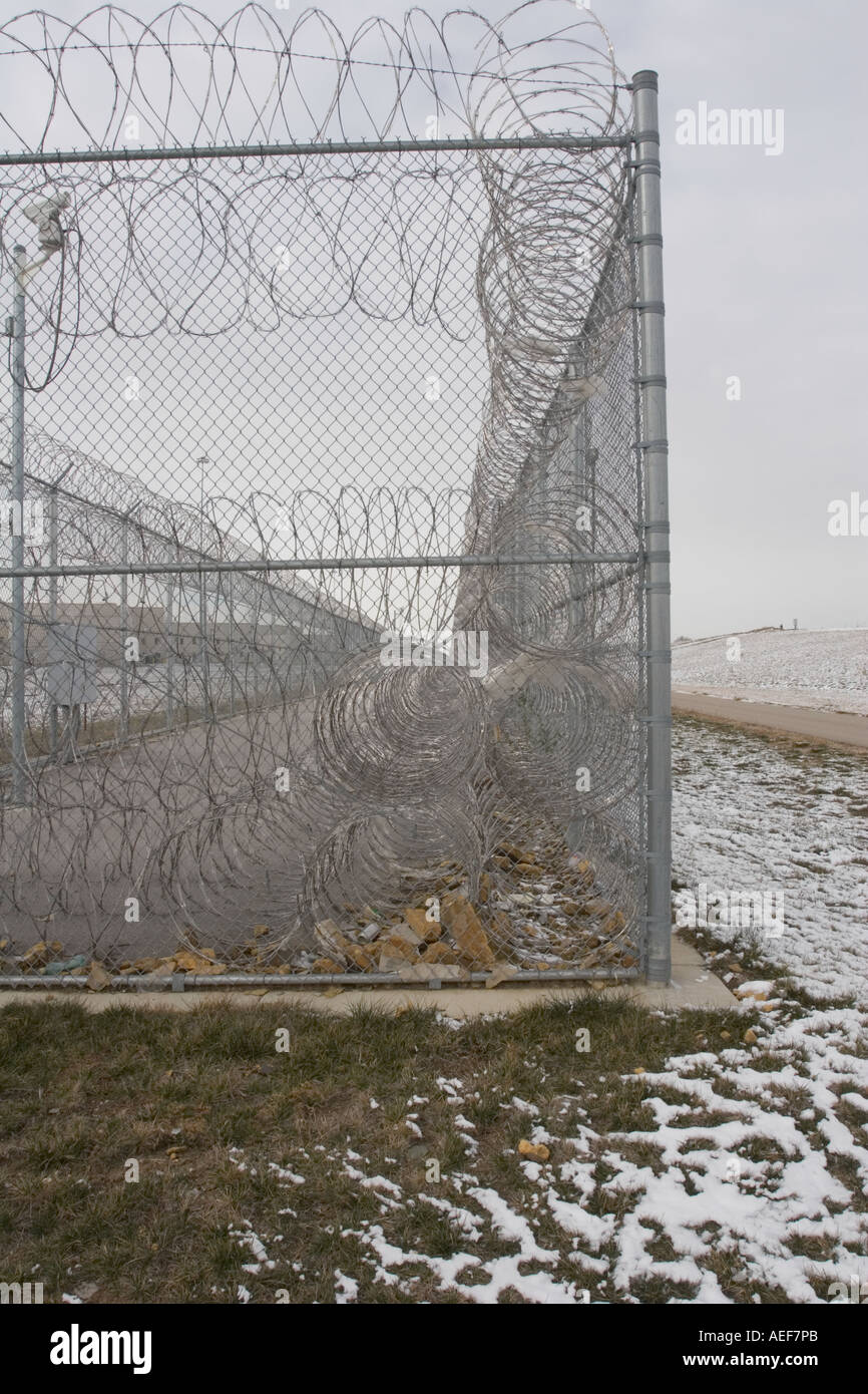Umzäunung mit Rollen Stacheldraht als zusätzliche Sicherheitsmaßnahme Tecumseh State Correctional Institution Tecumseh Nebraska USA Stockfoto