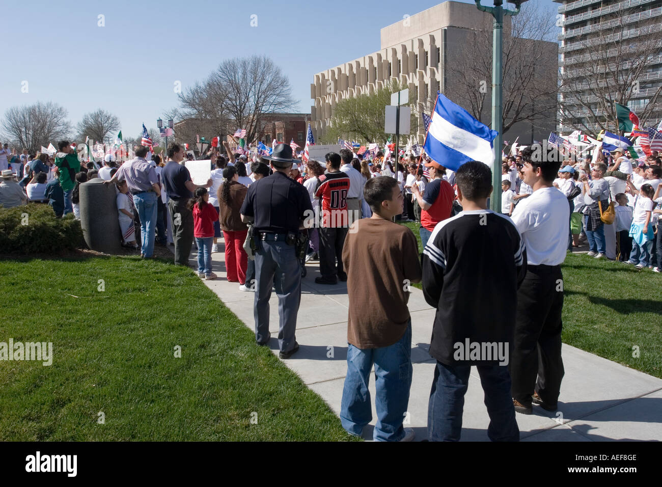 Nebraska State Trooper auf, während eine Demonstration für die Rechte der Einwanderer in Lincoln Nebraska weitergeht. 2006. Stockfoto