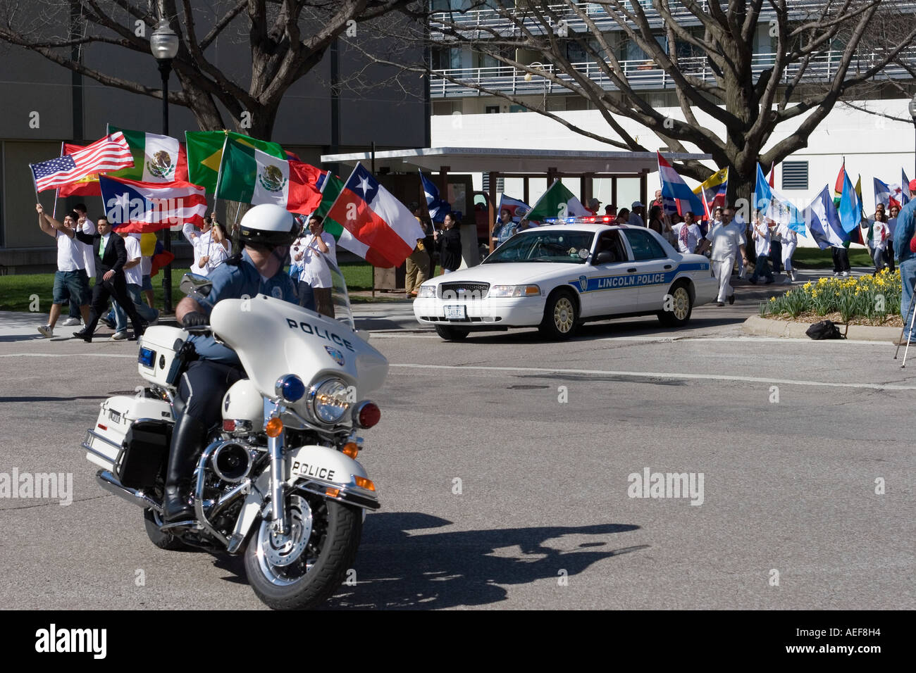 Lincoln-Polizei und Nebraska State Trooper, den Frieden zu bewahren, bei einer Demonstration für die Rechte der Einwanderer in Lincoln, Nebraska. 2006. Stockfoto