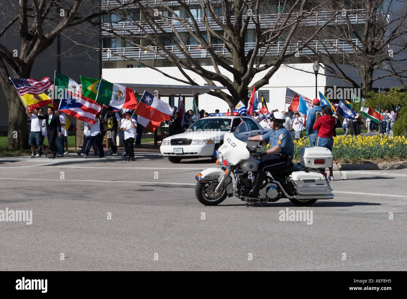 Lincoln-Polizei und Nebraska State Trooper, den Frieden zu bewahren, bei einer Demonstration für die Rechte der Einwanderer in Lincoln, Nebraska. 2006 Stockfoto