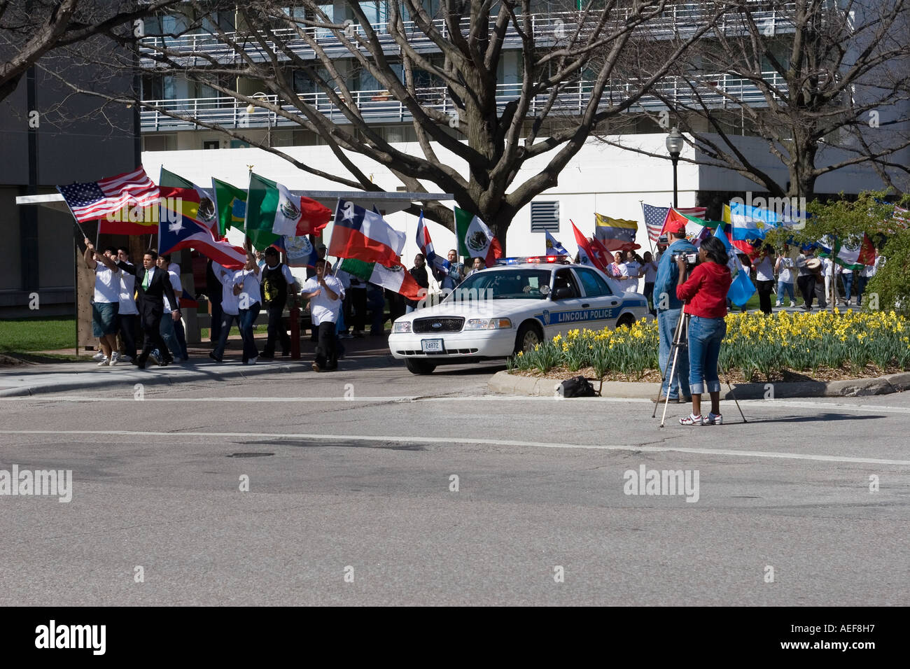 Lincoln-Polizei und Nebraska State Trooper, den Frieden zu bewahren, bei einer Demonstration für die Rechte der Einwanderer in Lincoln, Nebraska. 2006 Stockfoto