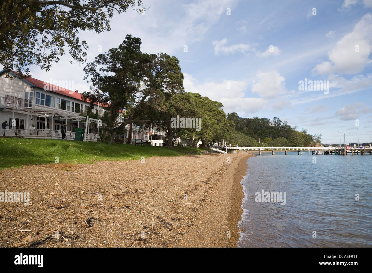 Der Duke of Marlborough Hotel auf The Strand Uferstraße Pohutukawa Bäumen vom Strand Russell "Bay of Islands" Stockfoto