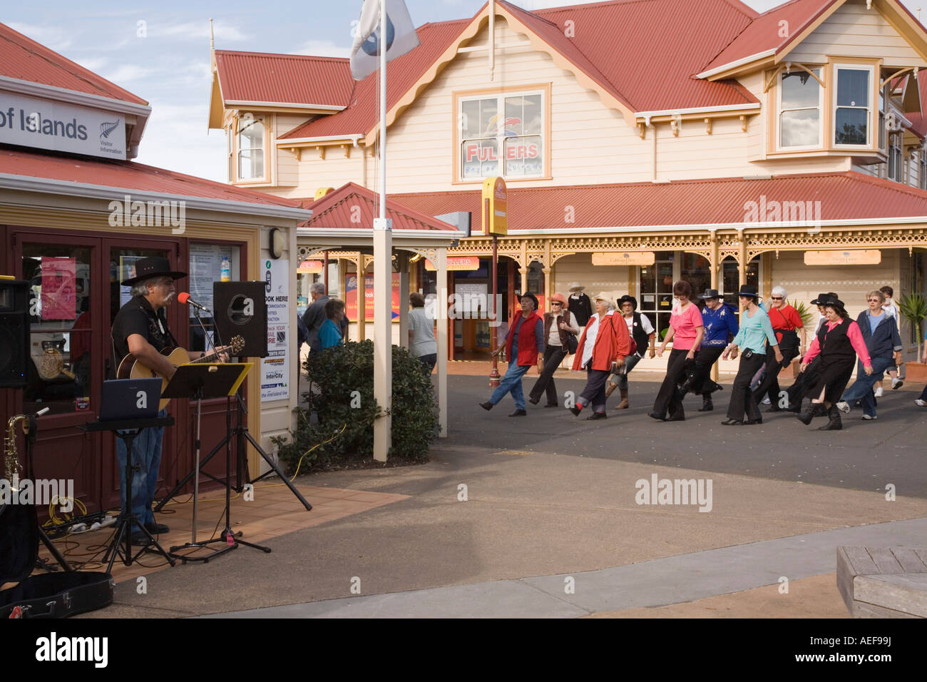 "Bay of Islands Country-Rock-Festival Sänger Rewa McGregor darstellende Gesang Gitarre außerhalb Menschen Line-Dance Paihia Stockfoto