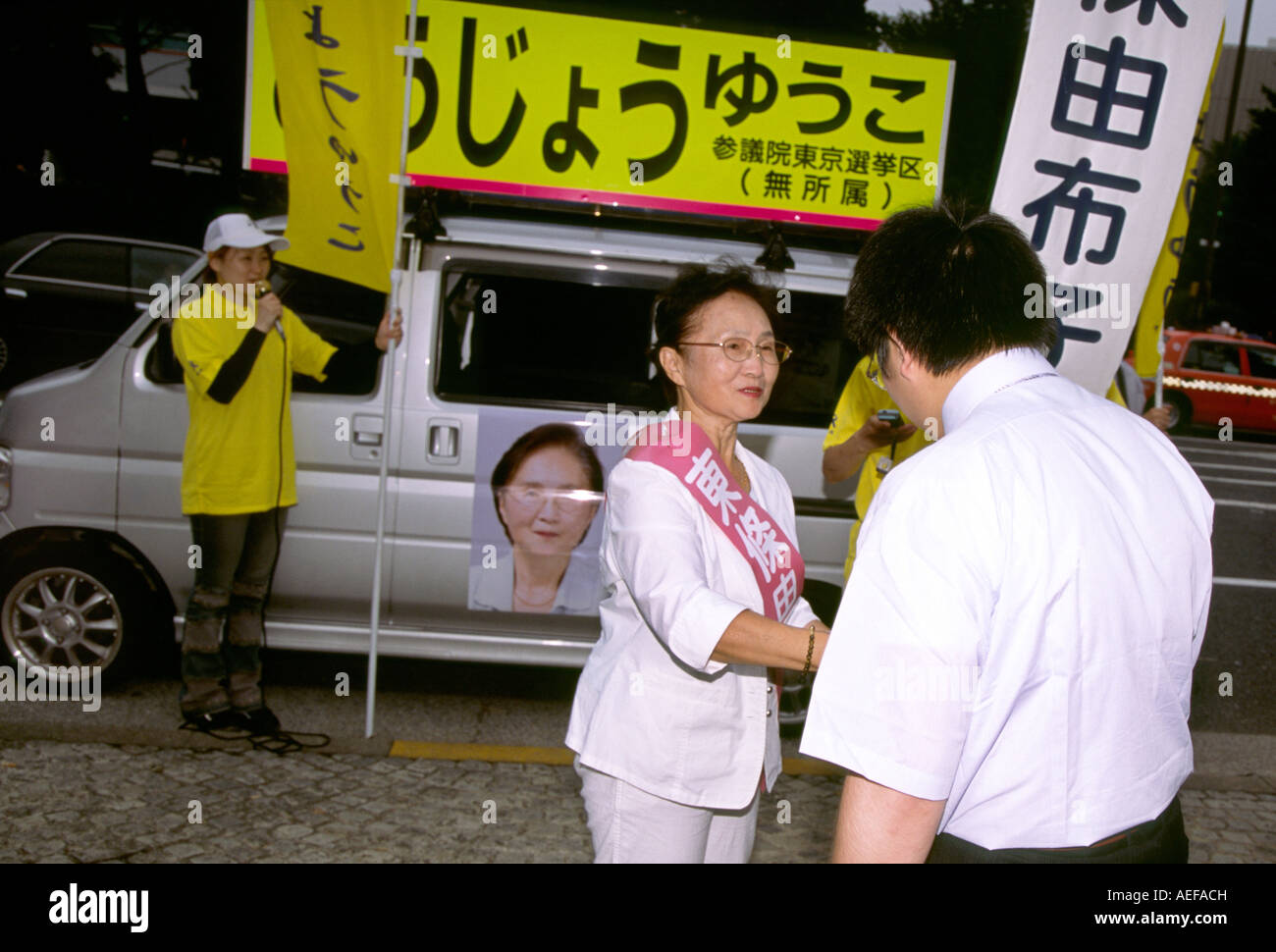 Yuko Tojo, die Enkelin des Premierministers und Kriegsverbrechers Hideki Tojo aus der Kriegszeit, warb bei den Oberhauswahlen 2007 in der Nähe des Yasukuni-Schreines in Tokio, Japan Stockfoto