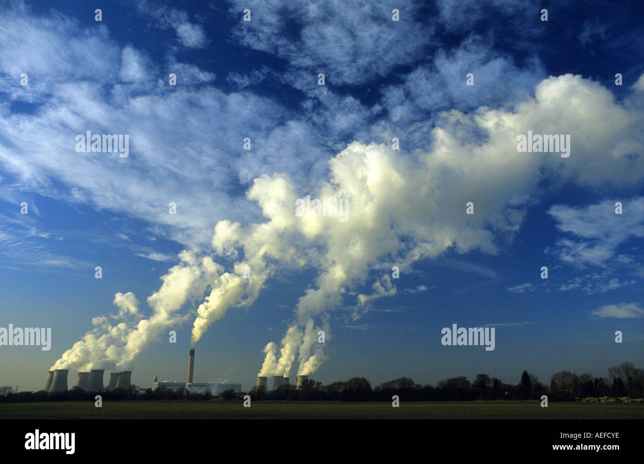 riesige Dampfwolken steigen von Drax Kohle betriebene Kraftwerk Drax Yorkshire uk Stockfoto