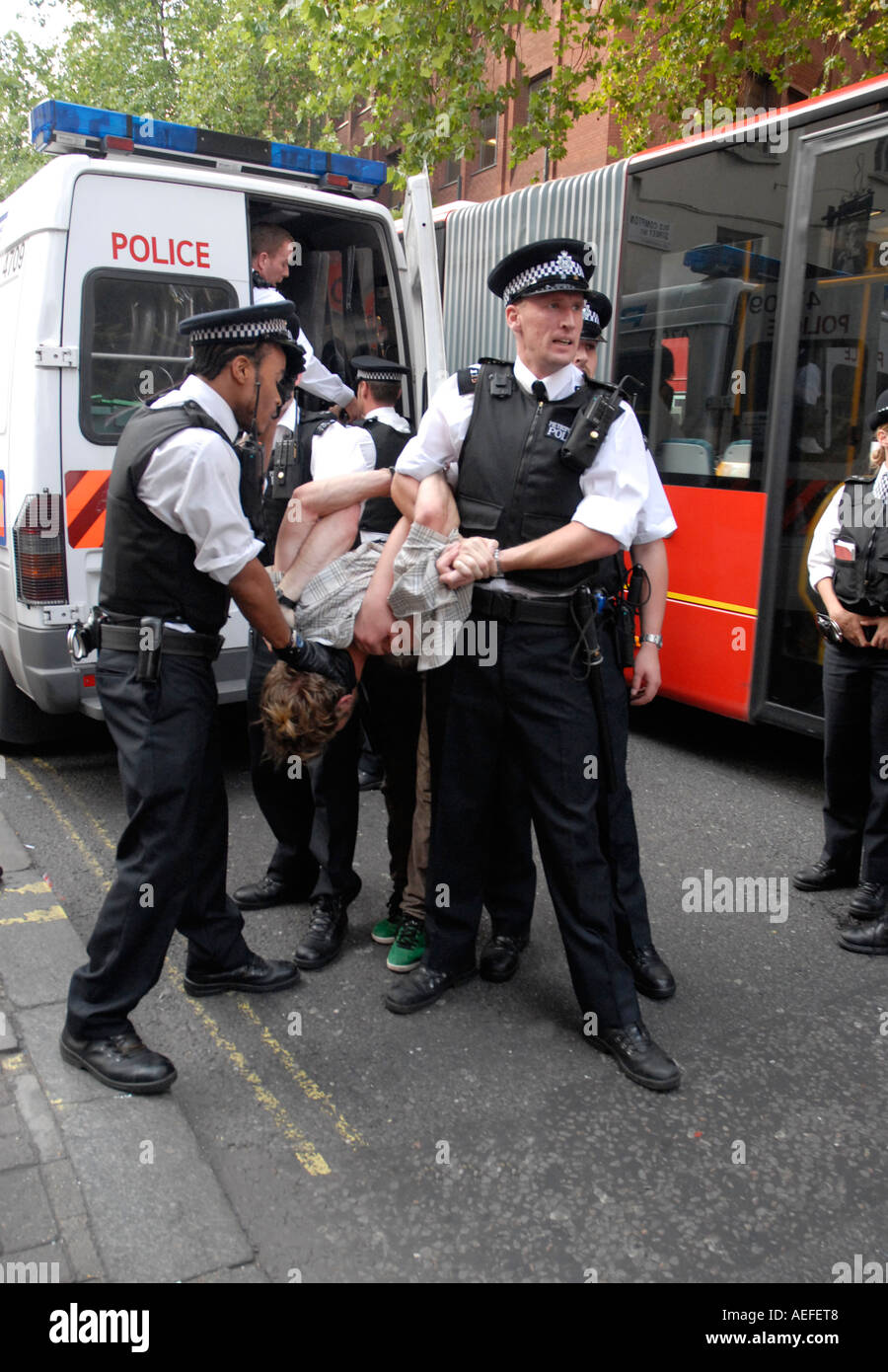 Polizisten halten Sie Handschellen und jungen Fußballfan Central London zu verhaften, nachdem England WM 2006 verloren. Stockfoto