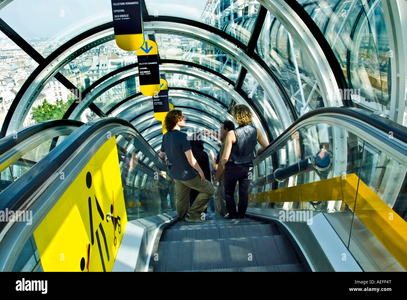 Paris Frankreich Inside Ansicht der Touristen auf dem Escalator im Pompidou Center, Moderne Architektur, Beaubourg, das Zentrum pompidou, modernes Industriedesign Stockfoto