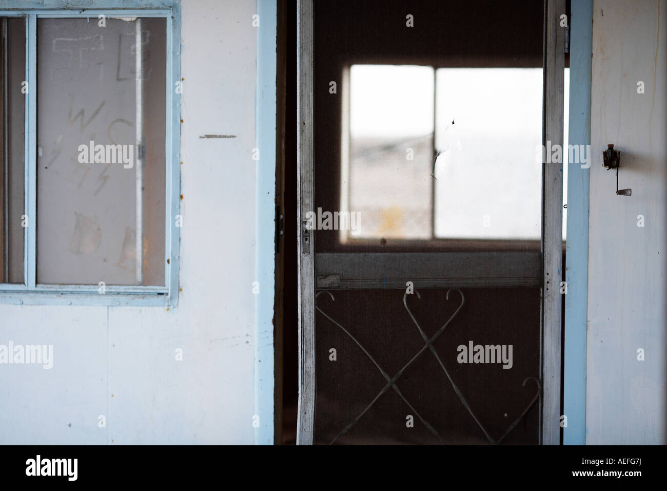 Mobilheim-Tür mit Fenster im Bombay Beach Saltonsee Kalifornien USA  aufgegeben Stockfotografie - Alamy