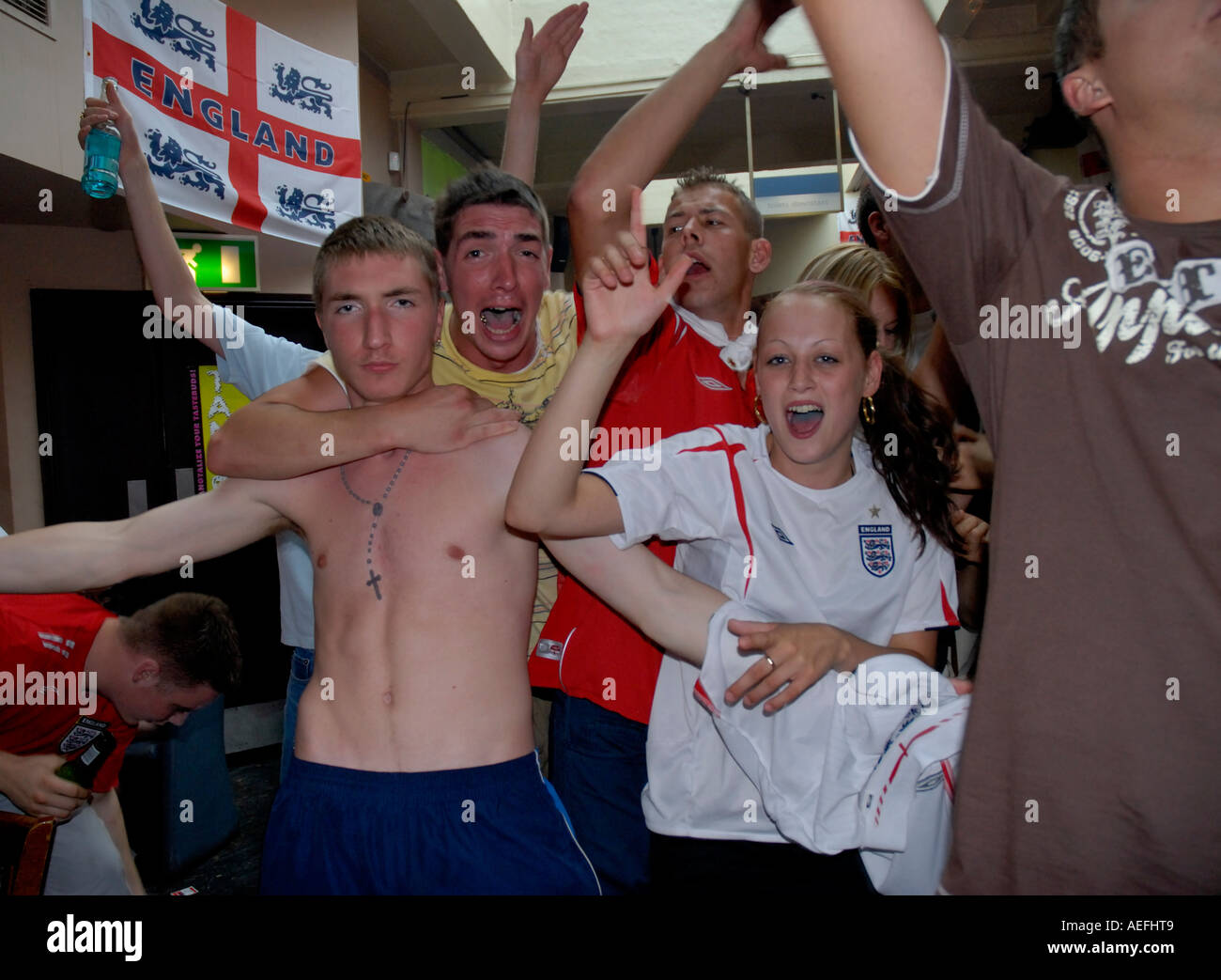 Junge englische Fußballfans trinken und verhält sich schlecht in West End Kneipen während WM-Spiel anschauen. Stockfoto