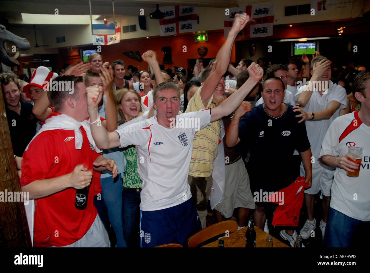 Junge englische Fußballfans trinken und verhält sich schlecht in West End Kneipen während WM-Spiel anschauen. Stockfoto