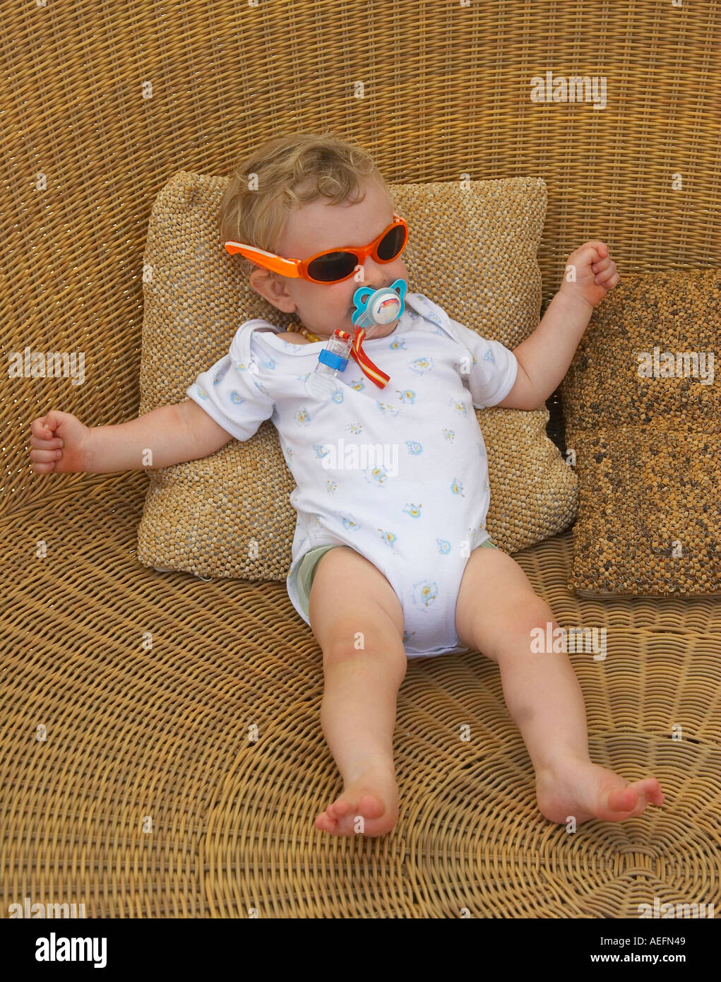 coole Baby-sitter in riesigen Rattan Sitz Stockfoto