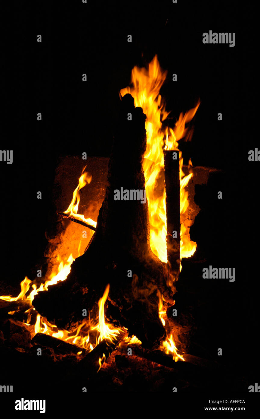Riesige Lagerfeuer mit Protokollen Glut und hohen Flammen brennen Stockfoto