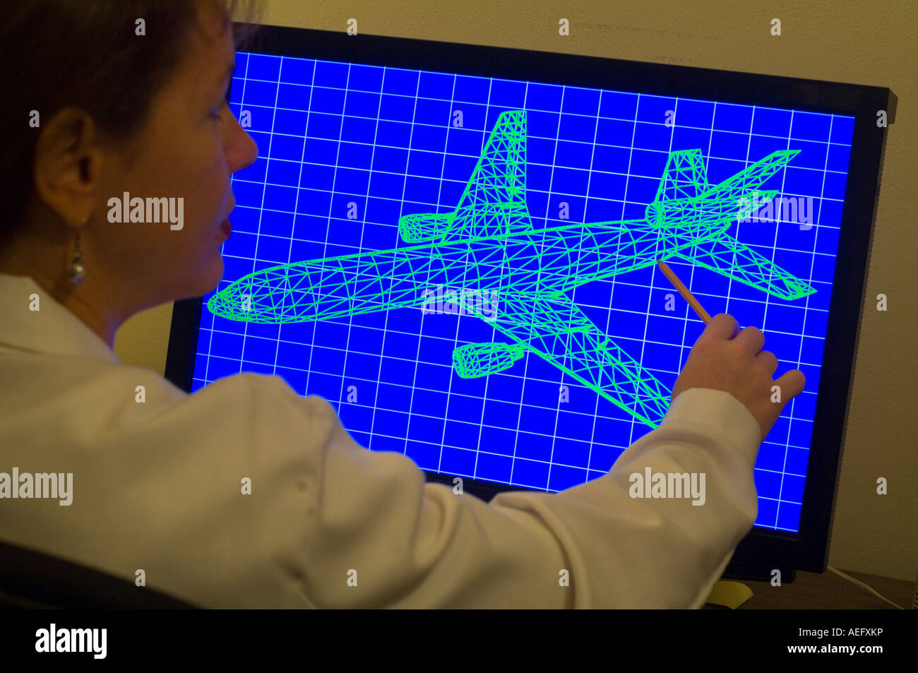 Frau aeronautical engineering Designer 3D Wire Frame Jet Flugzeug Bild am Bildschirm zu studieren Stockfoto