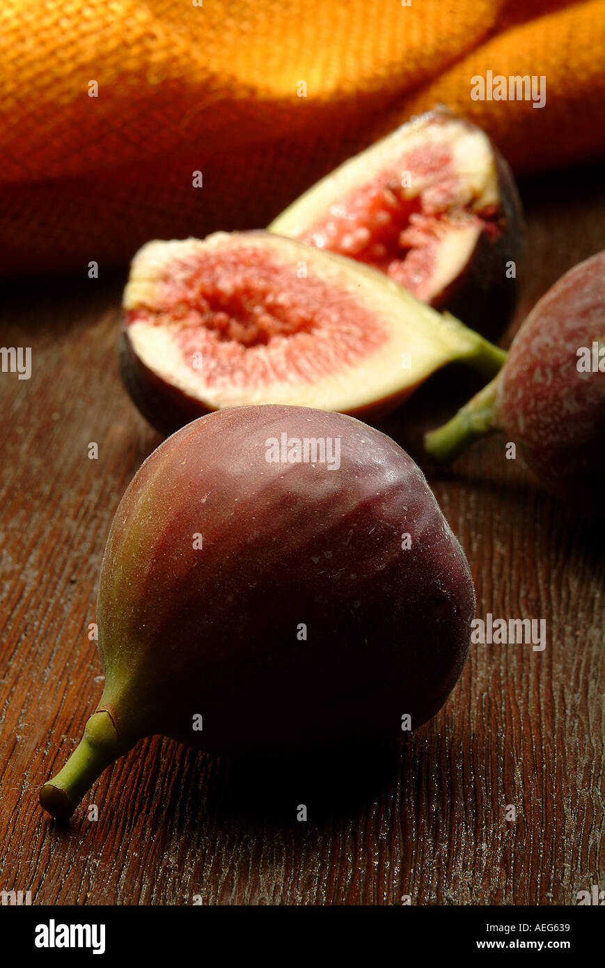 Obst Gemüse Feigen Feigen geschnitten offene Hälfte Essen Obst sonstige Hintergrundtextur Stockfoto