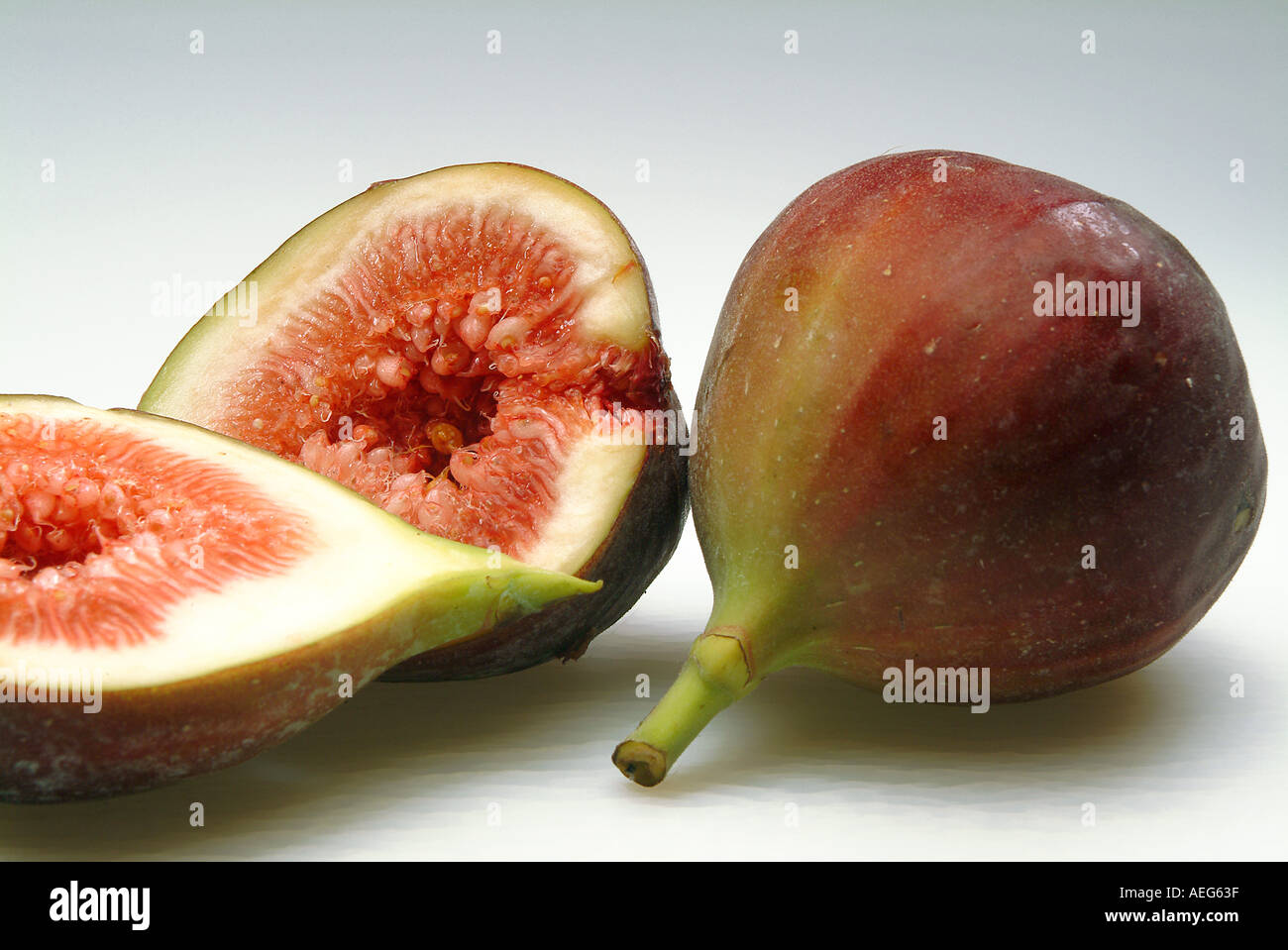 Obst Gemüse Feigen Feigen geschnitten offene halbe Stamm fleischig Essen Obst sonstige Hintergrundtextur Stockfoto