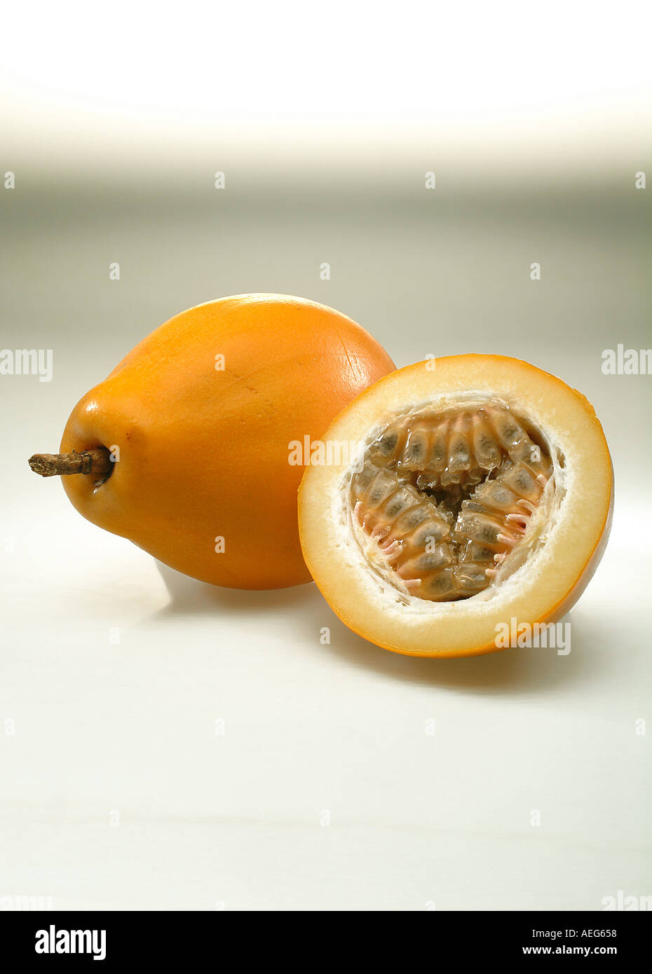 Obst Gemüse Leidenschaft offen fleischigen Samen Samen essen Obst sonstige Hintergrundtextur geschnitten Stockfoto
