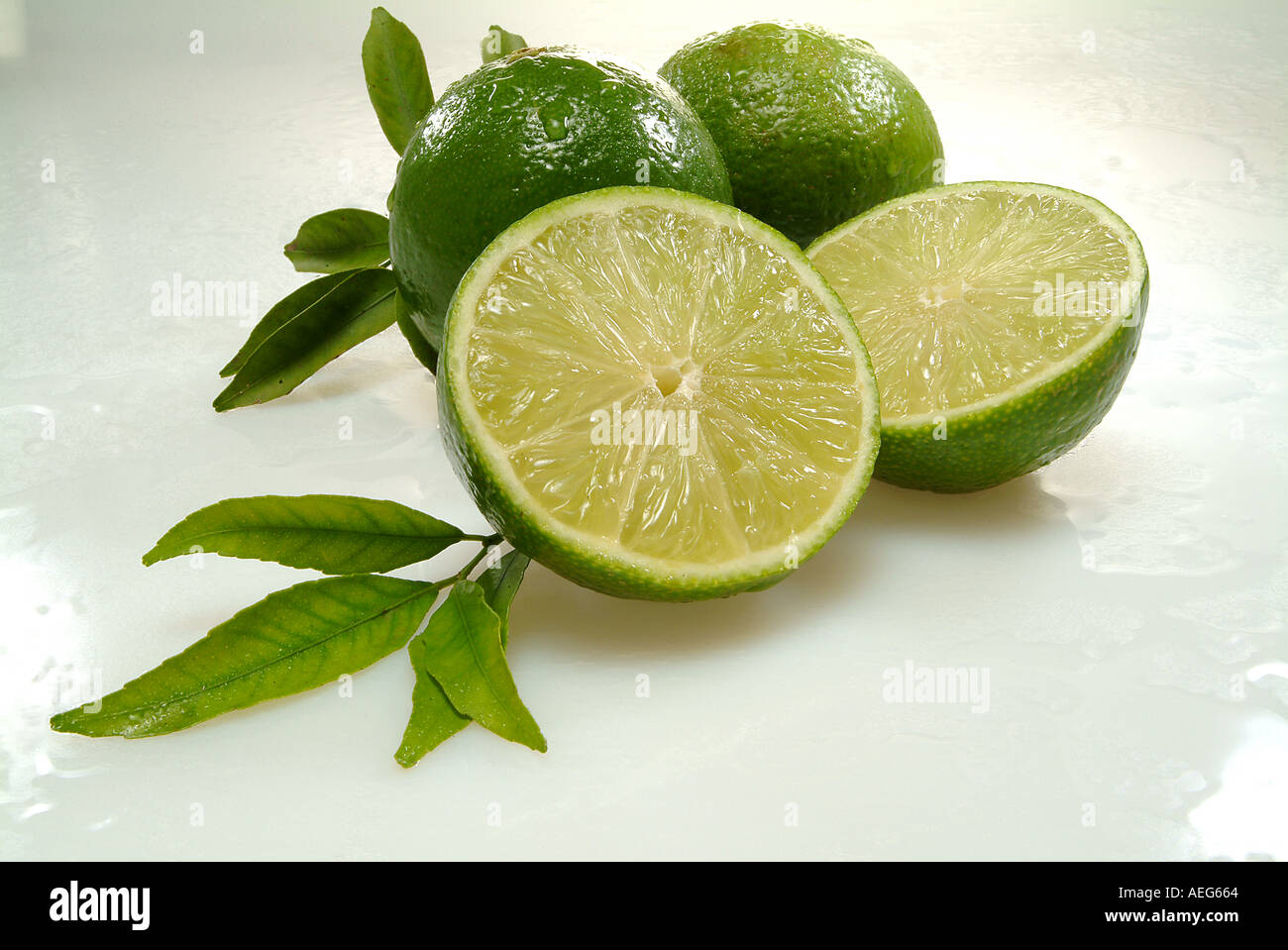 Obst und Gemüse, die Zitrone, die grüne Zitronen aufschneiden lässt stammen Segment Lebensmittel Obst sonstige Hintergrundtextur Stockfoto