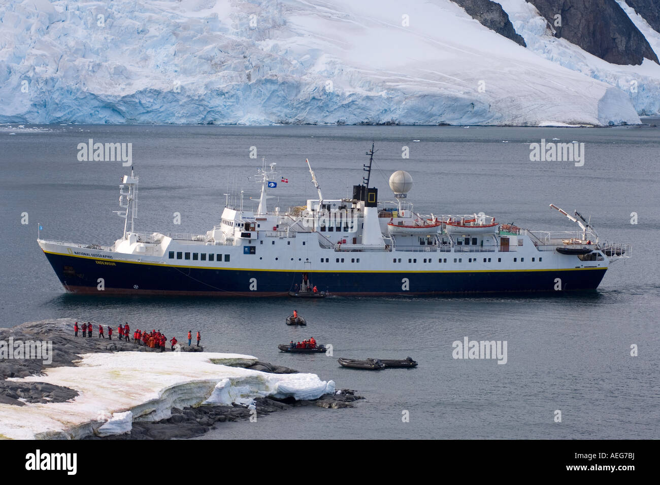 Zodiacs bringen Reisende zurück zu einem Kreuzfahrtschiff entlang der westlichen Antarktischen Halbinsel Stockfoto