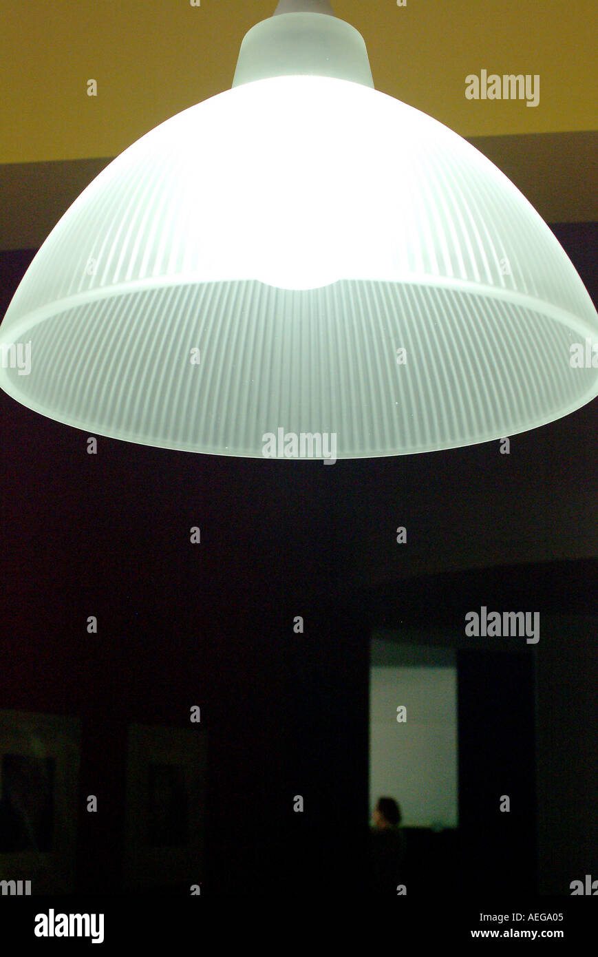 Sweet Home hängende Lampe Lampenschirm weiß Traslucid transparent Beleuchtung Lichtenergie elektrische Deko Dekoration ornament Stockfoto