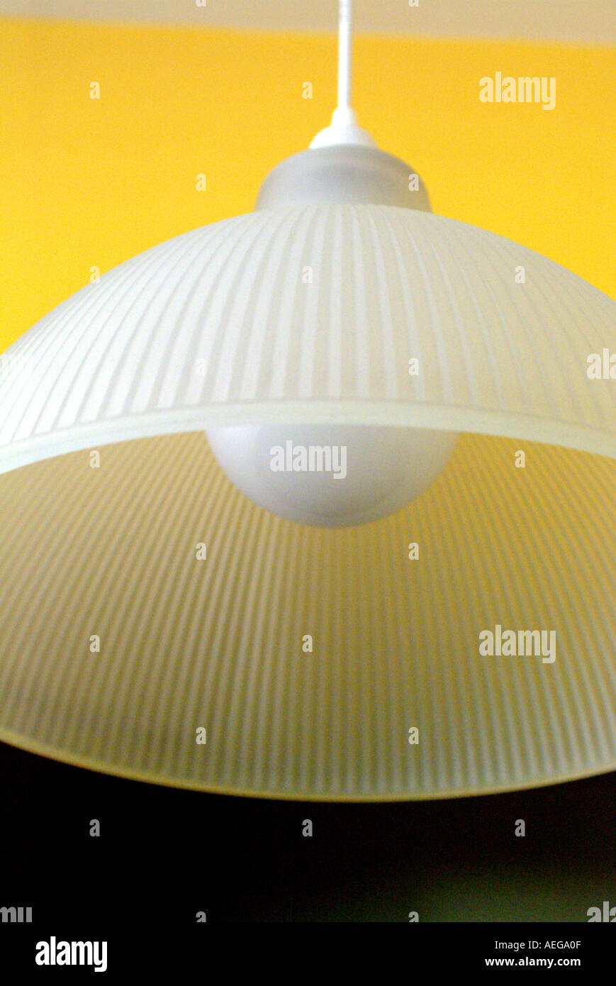 Sweet Home Dach hängende Lampe Lampenschirm weiß Traslucid transparent Beleuchtung Lichtenergie elektrische Deko Dekoration Örn Stockfoto