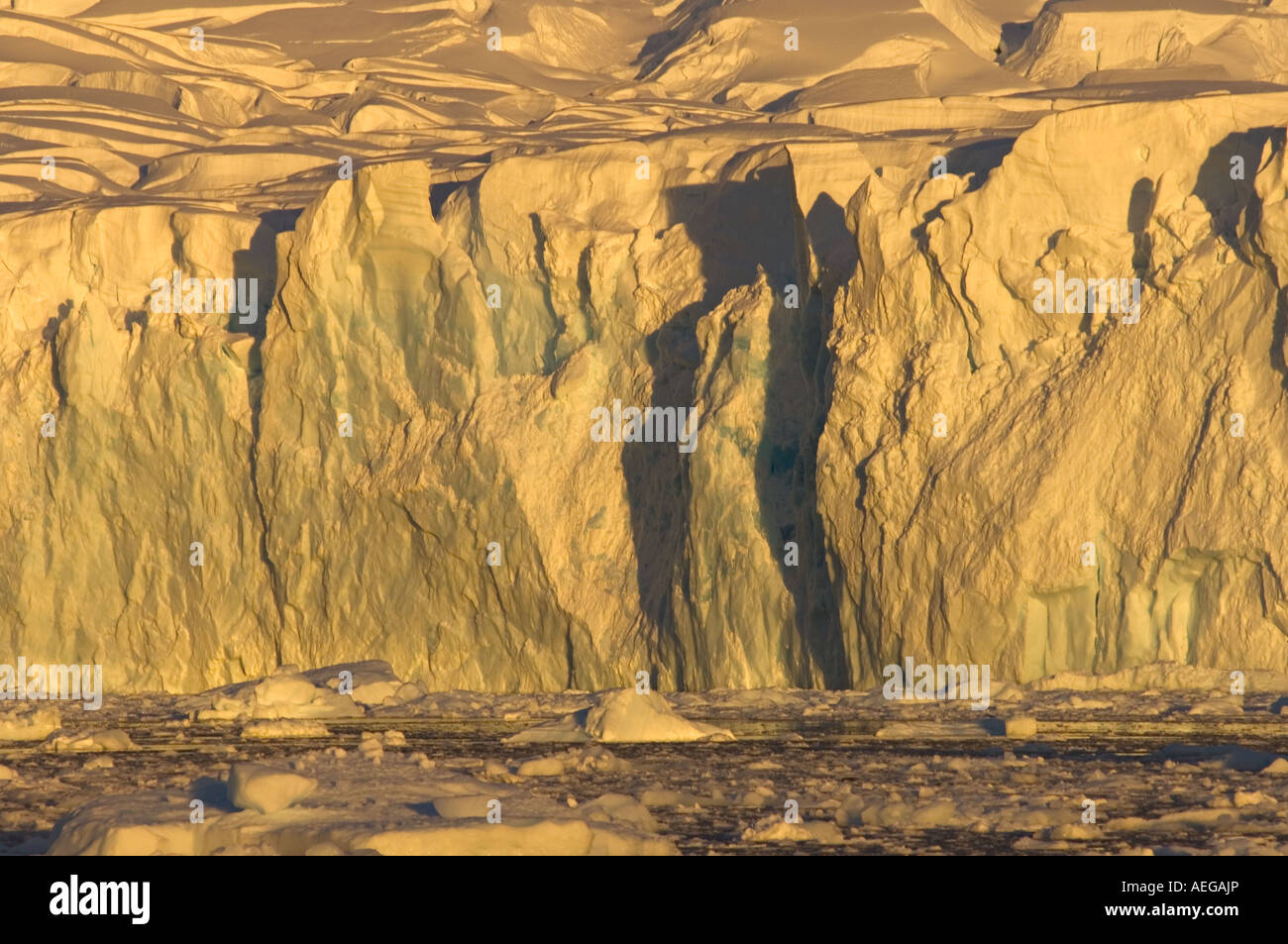 Gletscher und Eisberg entlang der westlichen Antarktischen Halbinsel Antarktis Southern Ocean Stockfoto