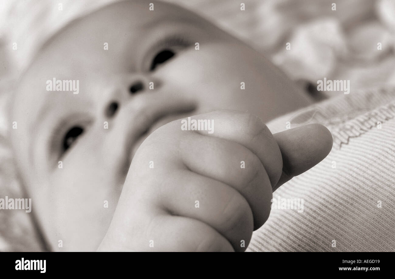 Baby Ying Hand Detail Closeup nahe hautnah, niedlichen rosigen Wangen starren Finger Finger kleine Finger schwarz weiß b w Person Stockfoto