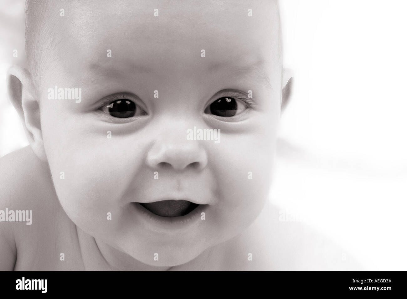 Baby Ehemann niedlich starrte freche rosig Lächeln schwarz weiß b w Person Personen Kinder Kind Baby Stockfoto