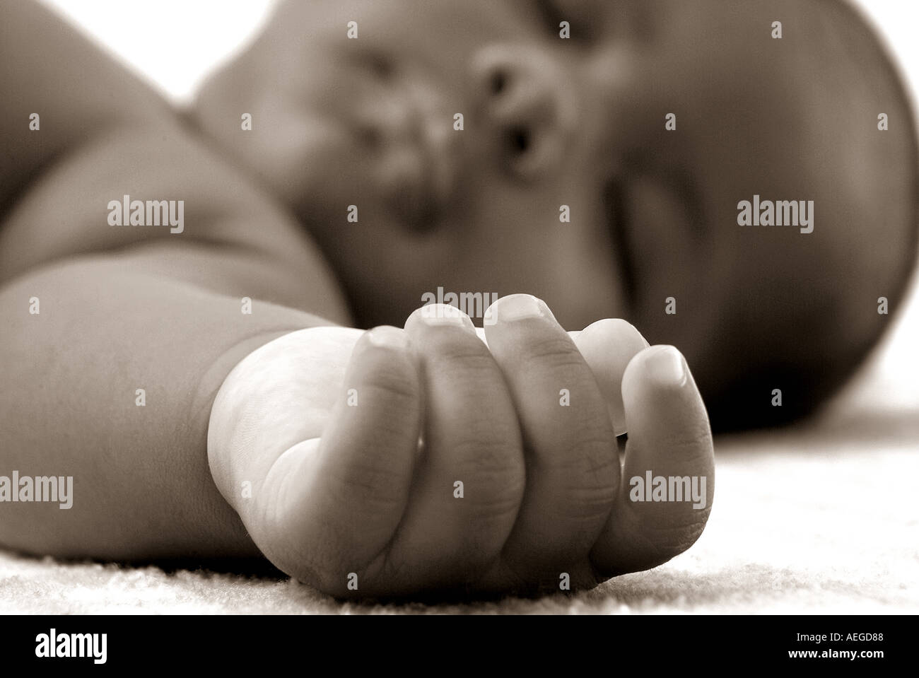 Baby s Welt Baby s Finger liegen kleine niedliche rosige Faust hand Handgelenk schlafenden Bett ruhenden Person Menschen Kind Kind baby Stockfoto