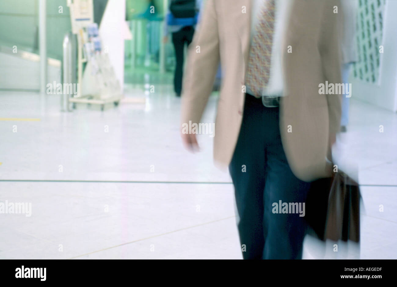 Office Geschäftsmann Aktentasche Anzug Krawatte Motion Blur Halle Lobby gehen Geschäftsleute Stockfoto