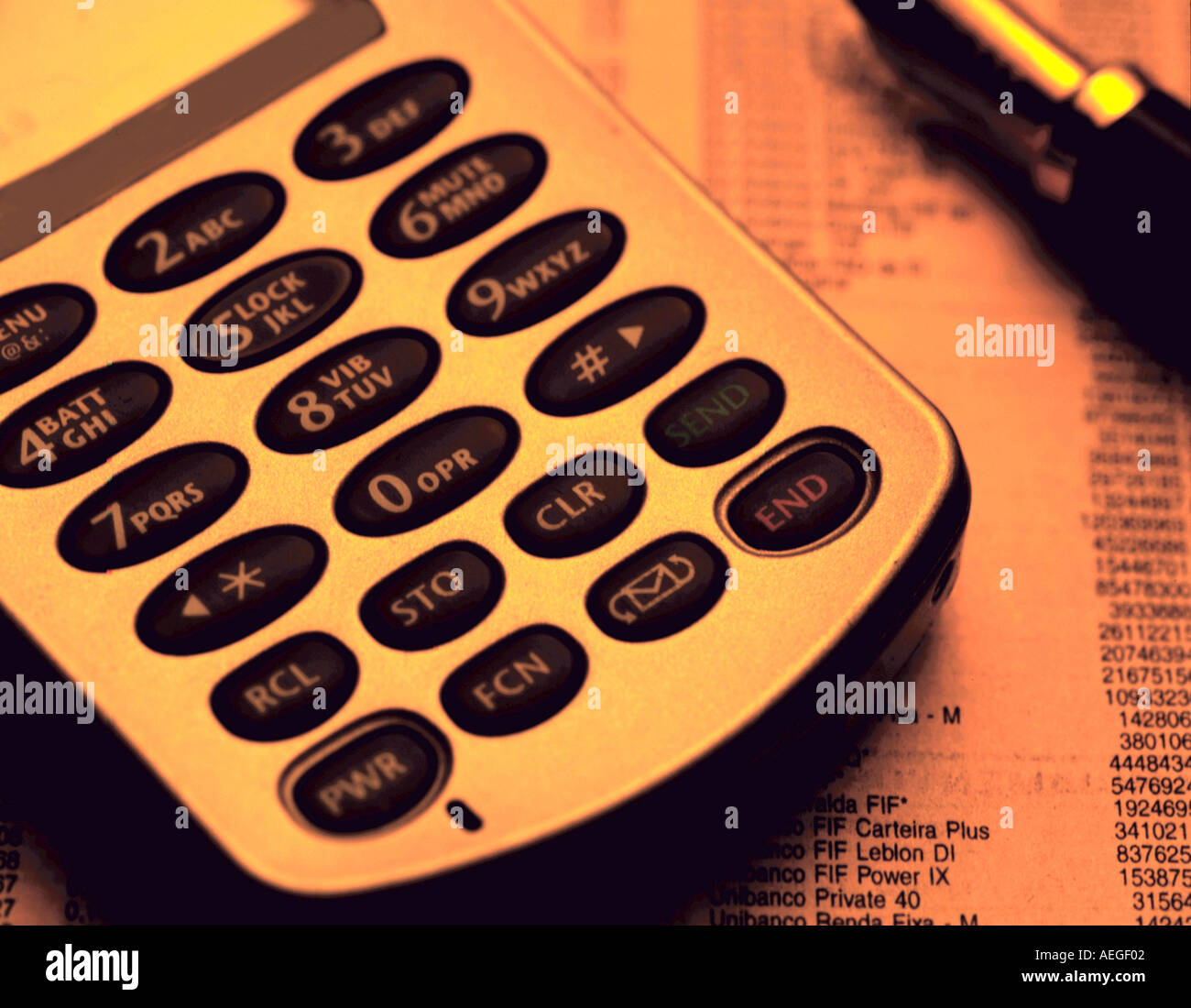 Büro Handy Mobilfunk Tastatur-Tasten warmes Licht Finanzseiten Stift konzeptionelle Kommunikation Netzwerk Business Konzept technolog Stockfoto