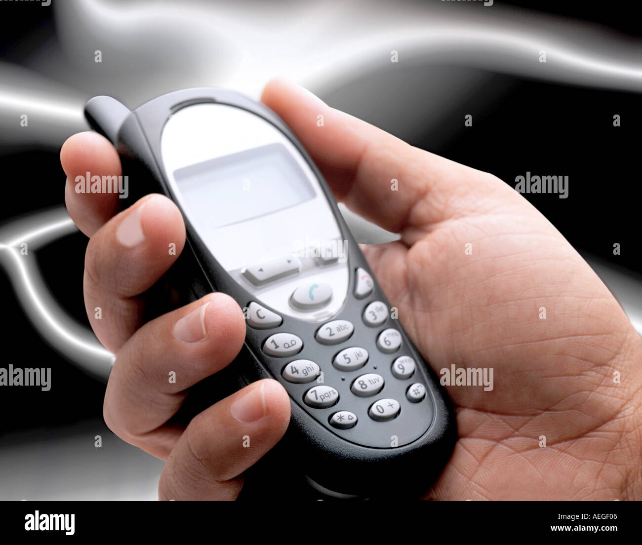 Büro Handy Mobile Mobiltelefon handlich halten Hand Tastatur Tasten Telefon konzeptionelle Kommunikation Technologienetzwerk Stockfoto