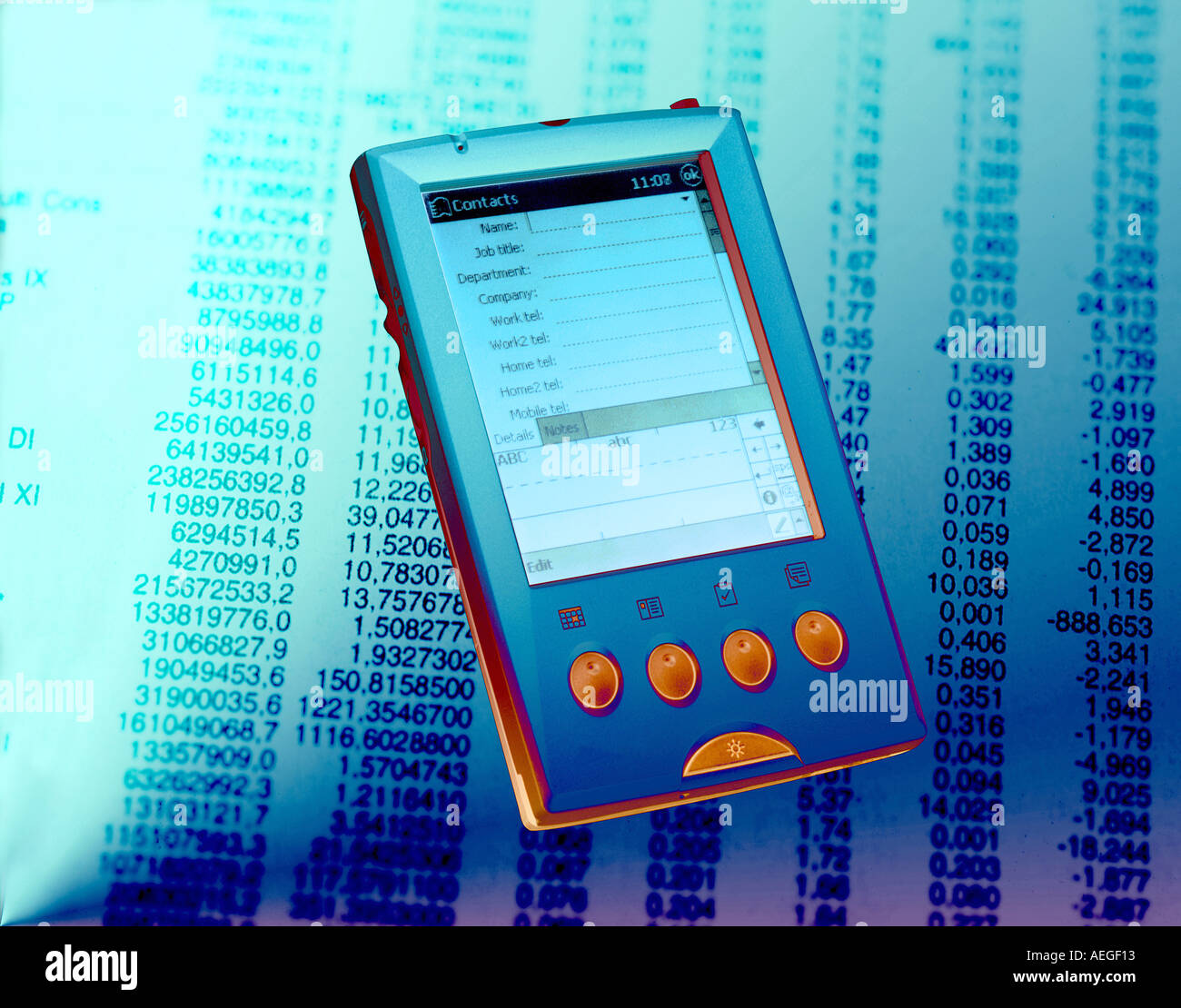 Palmtop handheld-Bildschirm Tabelle Zahlen Info Informationen Daten Finanztechnologie Computer Geschäft Bürokonzept Stockfoto