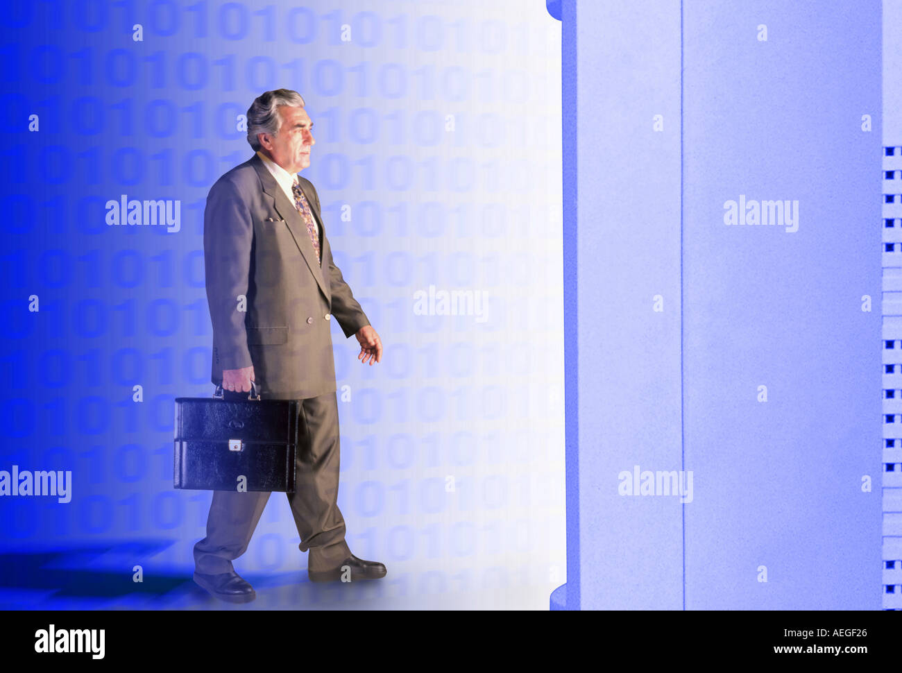 Mann Mann horizontale Bürolandschaft zu Fuß in Richtung Bildschirm übergroßen Binärcodes Computer Eingabe Videowelt Stockfoto