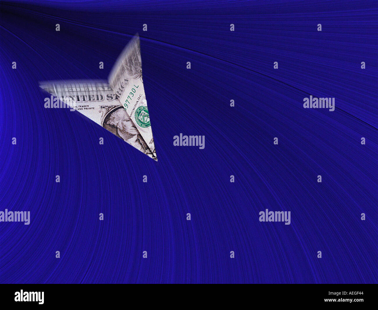 Büropapier Flugzeug Dollar Bill in der Luft drinnen horizontalen Landschaft Bewegungsunschärfe blauen Hintergrund Chance Business Finanzen conceptua Stockfoto