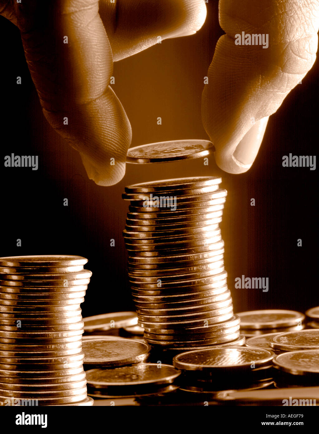 Büro bräunlich Haufen Münzen Währung Gewinn Einnahmen Einkommen Geld Diverses Hintergrund Textur Geschäft Stockfoto