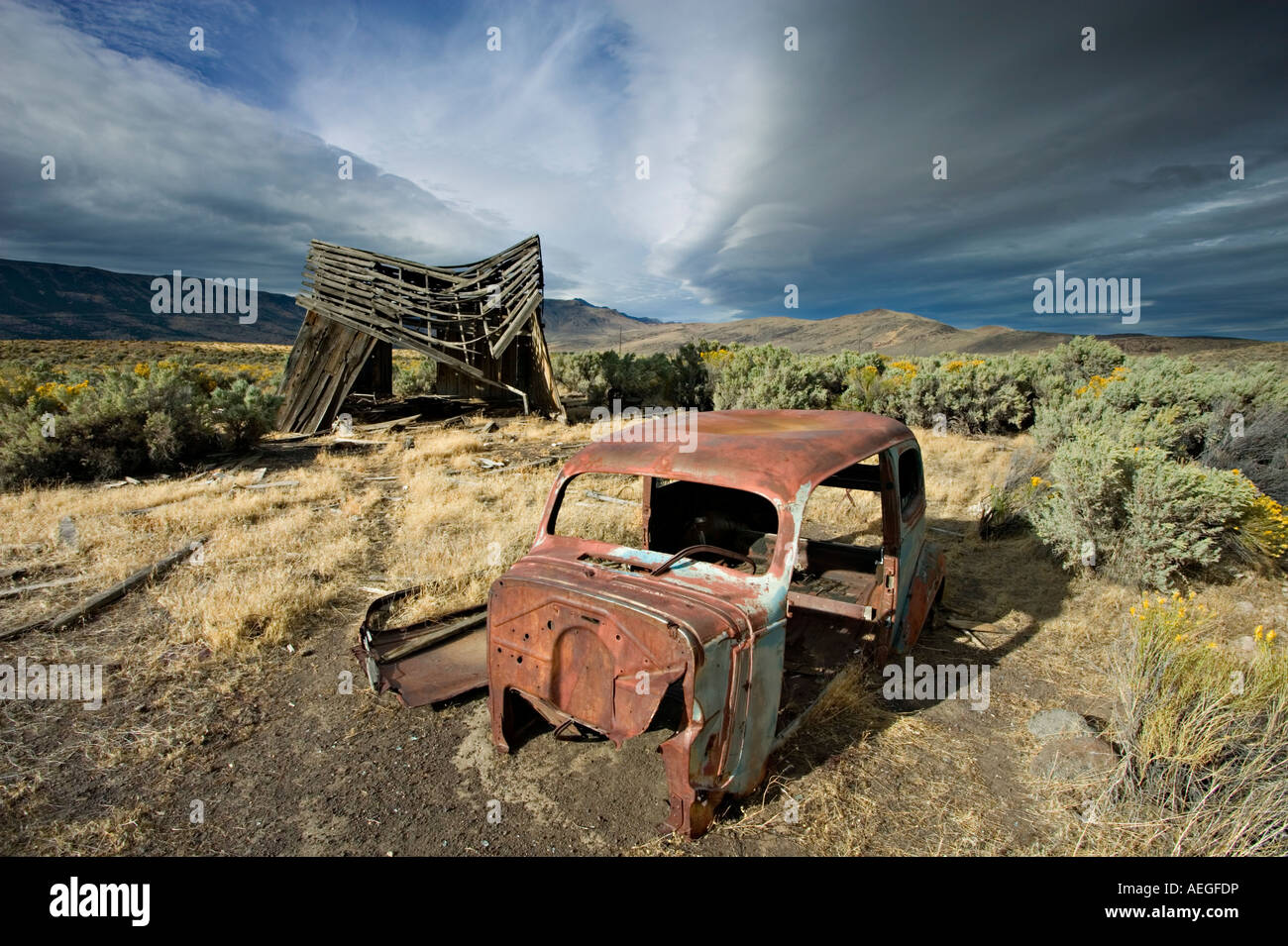 Alte Scheune und altes Auto Stockfoto