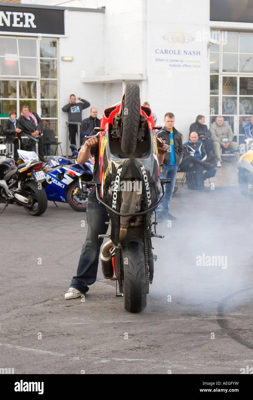 Motorrad Stuntman an Ace Café UK London Ace Ecke Stockfoto