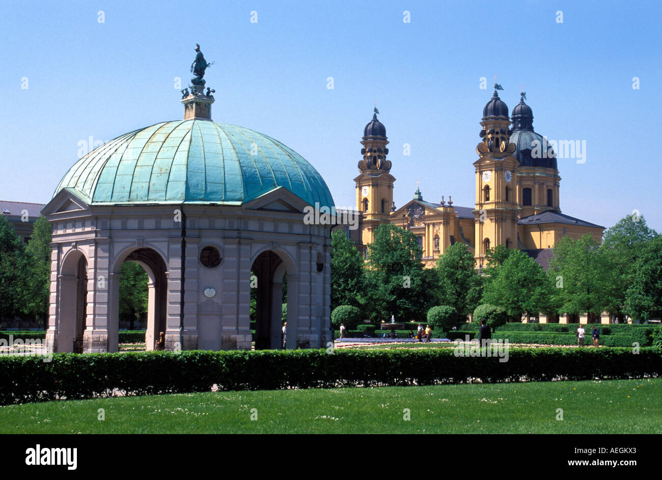 Deutschland Bayern München den Pavillon im Hofgarten mit der Theatinerkirche St. Kajetan im Hintergrund Stockfoto