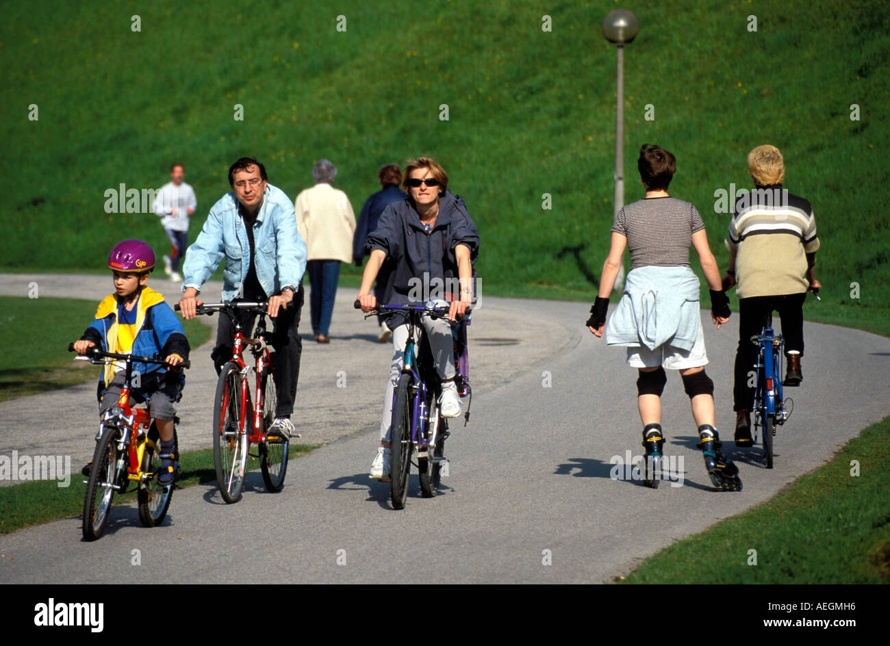 Deutschland Bayern München Radfahrer und Roller Blader im Olympiapark Stockfoto